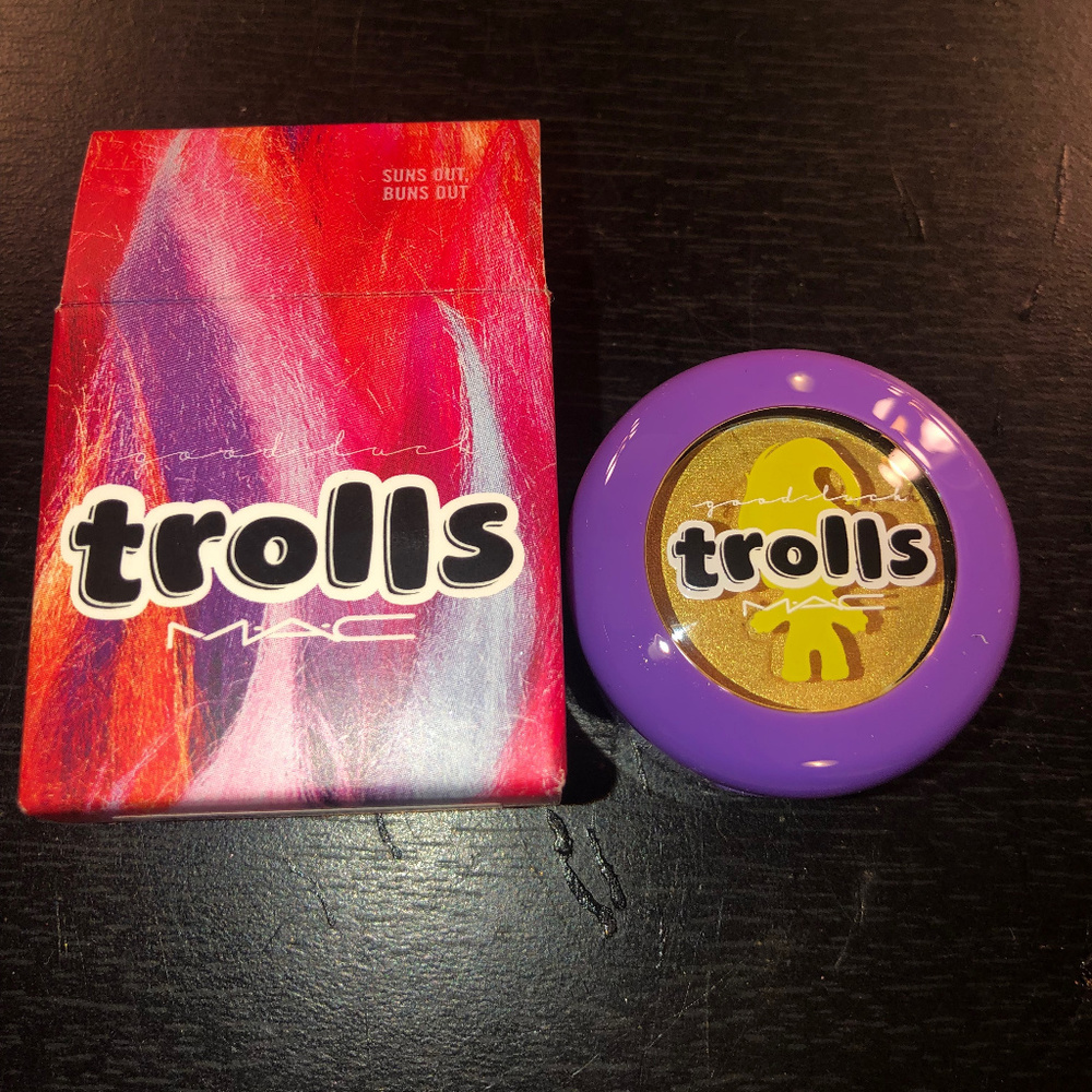 MAC GOOD LUCK TROLLS SUNS OUT BUNS OUT Eye Shadow